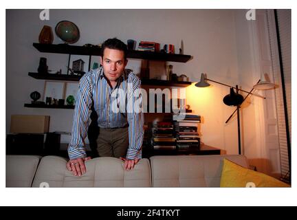 Tyler Brule dans son appartement à Londres W1 novembre 2000 Banque D'Images
