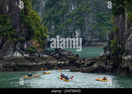 Kayak dans la baie de Halong au Vietnam Banque D'Images