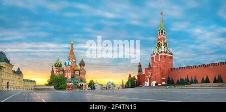 Moscou, Russie. Lever de soleil sur la place Rouge et la cathédrale Saint-Basil Banque D'Images