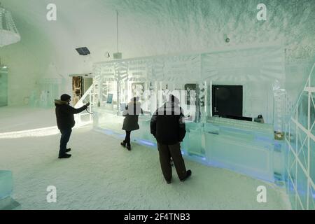 Bar de la glace froide bar de l'hôtel Ice 365 à Jukkasjarvi en Suède. Tout le bar est composé de blocs de glace Banque D'Images