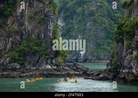 Kayak dans la baie de Halong au Vietnam Banque D'Images