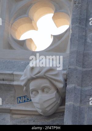 Sculpture d'un travailleur du NHS portant un masque sur le côté du Prieuré de Christchurch à Dorset pendant le troisième confinement national de l'Angleterre pour freiner la propagation du coronavirus. La sculpture est un hommage permanent aux efforts du service de santé pendant la pandémie et a été ajoutée au Prieuré - dont l'histoire remonte au milieu du XIe siècle - dans le cadre d'un projet visant à remplacer les gargouilles et les grottes endommagées. Date de la photo: Mardi 23 mars 2021. Banque D'Images