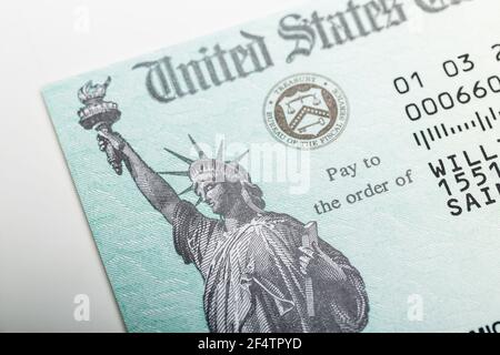 Un chèque bancaire du département du Trésor des États-Unis. Envoyé aux Américains comme remboursements d'impôt fédéral sur le revenu. Banque D'Images