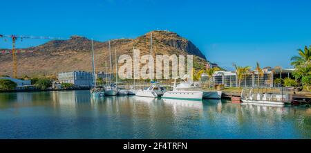 Bateau dans le parc de la marina à Port Louis, Maurice, Afrique Banque D'Images