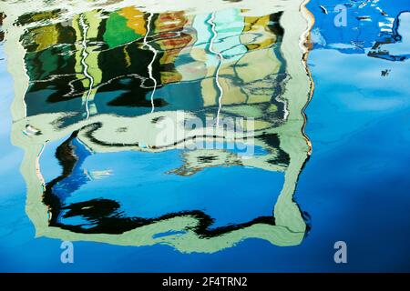 Réflexions d'une maison flottante à Amsterdam, Ntherlands. Banque D'Images
