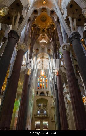 Détail de l'intérieur de la cathédrale de la Sagrada Familia, conçue par Gaudi, Barcelone, Espagne. Banque D'Images