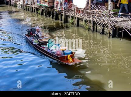 BANGKOK, THAÏLANDE, JUIN 20 2020, le bateau avec la cuisine se déplaçant dans le canal d'eau du marché flottant Banque D'Images