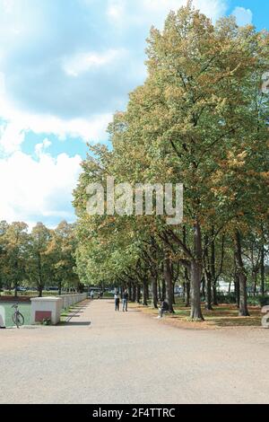 Magnifique parc Hiroshima-Nagasaki au printemps, vue sur le sentier de randonnée et le lac, Cologne, Allemagne Banque D'Images