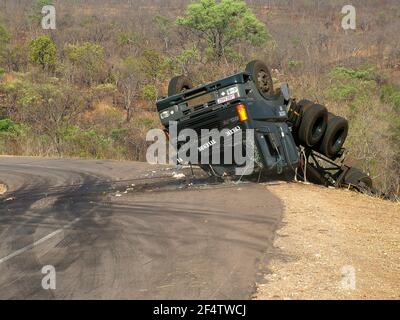 21 octobre 2005 un camion et une remorque rentournés sur une tache noire d'accident infaneuse sur la route de Livingstone en Zambie, Afrique australe Banque D'Images