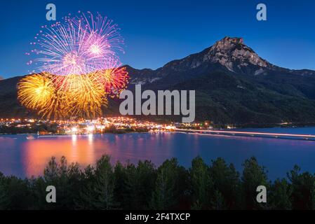 Le village de Savines-le-Lac avec feu d'artifice du 14 juillet (le 14 juillet). Lac de serre-Poncon en été avec Grand Morgon Peak. Hautes-Alpes, France Banque D'Images