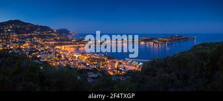 Côte d'Azur en été au crépuscule avec Villefranche-sur-Mer, Saint-Jean-Cap-Ferrat et la mer Méditerranée. Alpes Maritimes, Côte d'Azur, France Banque D'Images