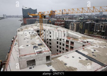 Hambourg, Allemagne. 23 mars 2021. Vue sur le chantier de construction de Strandkai à Grasbrookhafen à Hafencity depuis la tour résidentielle de luxe « The Crown ». La silhouette de l'Elbphilharmonie est visible en arrière-plan. Credit: Christian Charisius/dpa/Alay Live News Banque D'Images