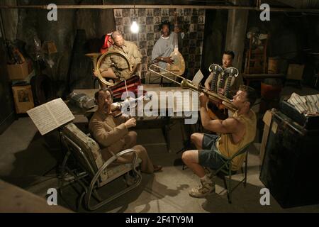 TOM HANKS, TZI MA, J. K SIMMONS, MARLON WAYANS ET RYAN HURST DANS LE LADYKILLERS (2004), DIRIGÉ PAR ETHAN COEN ET JOEL COEN. CRÉDIT: PHOTOS TOUCHSTONE/JACOBSON COMPANY / GORDON, MELINDA SUE / ALBUM Banque D'Images