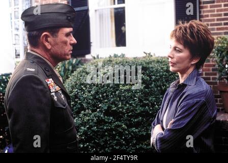 ANNE ARCHER et TOMMY LEE JONES dans LES RÈGLES D'ENGAGEMENT (2000), dirigé par WILLIAM FRIEDKIN. CREDIT: SEVEN ARTS PICTURES/PARAMOUNT PICTURES / EMERSON, SAM / ALBUM Banque D'Images