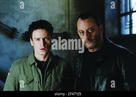 JEAN RENO ET BENOIT MAGIMEL DANS LES RIVIÈRES CRIMSON 2: ANGES DE L'APOCALYPSE (2004) -TITRE ORIGINAL: RIVEIRER POURPRES2-LES ANGES DE L'APOCALYPSE-, RÉALISÉ PAR OLIVIER DAHAN. CREDIT: STUDIOLEGENDE/EUROPACORP Y TF1 PRODUCTION / ALBUM Banque D'Images