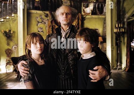 JIM CARREY, EMILY BROWNING ET LIAM AIKEN DANS LEMONY SNICKET A SERIES OF MALHEUREUX EVENTS (2004), DIRIGÉ PAR BRAD SILBERLING. Credit: PARAMOUNT PHOTOS / DUHAMEL, FRANÇOIS / Album Banque D'Images