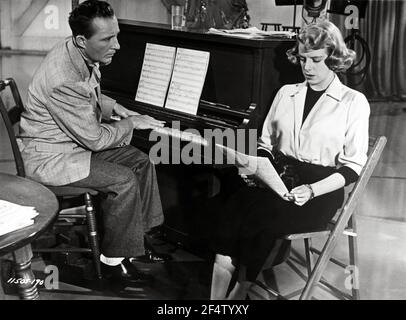 BING CROSBY et ROSEMARY CLOONEY en NOËL BLANC (1954), réalisé par MICHAEL CURTIZ. Crédit : PHOTOS / Album PARAMOUNT Banque D'Images