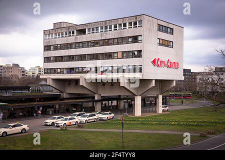 Bâtiment de style brutalisme à Turkuplatz dans le quartier de Chorweiler, Cologne, Allemagne. Gebaeude im Stil des Brutalismus am Turkuplatz im Stadtteil Chorweil Banque D'Images