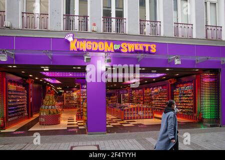 Boutique de bonbons Kingdom of Sweets dans la rue commerçante Hohe Strasse, Cologne, Allemagne. Suesswarengeschaeft Royaume des Suédois dans der Fussgaengerzone Hoh Banque D'Images
