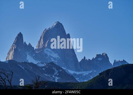 Mount Fitzroy est un sommet de montagne haut et caractéristique dans le sud de l'Argentine, Patagonie, Amérique du Sud et une destination de voyage populaire pour la randonnée Banque D'Images