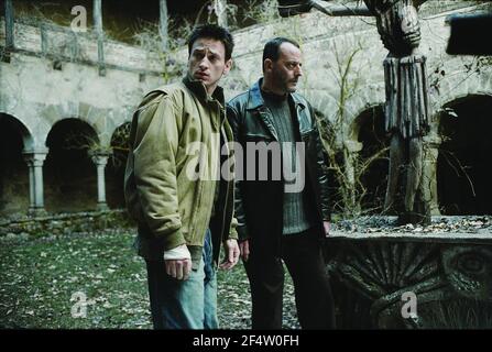 JEAN RENO ET BENOIT MAGIMEL DANS LES RIVIÈRES CRIMSON 2: ANGES DE L'APOCALYPSE (2004) -TITRE ORIGINAL: RIVEIRER POURPRES2-LES ANGES DE L'APOCALYPSE-, RÉALISÉ PAR OLIVIER DAHAN. CREDIT: STUDIOLEGENDE/EUROPACORP Y TF1 PRODUCTION / ALBUM Banque D'Images