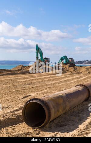 Creuseurs de sable à Alum Chine, plage de Bournemouth pour des travaux de reconstitution des plages à Bournemouth, Dorset, Royaume-Uni, en mars Banque D'Images