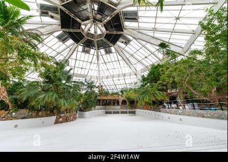 Bispingen, Allemagne. 23 mars 2021. La piscine de loisirs actuellement non utilisée au Centre Parc Bispinger Heide. Le verrouillage de Pâques décidé par les gouvernements fédéral et des États est rencontré avec l'incompréhension de l'industrie touristique en Basse-Saxe. Credit: Philipp Schulze/dpa/Alamy Live News Banque D'Images