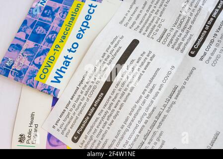 Effets secondaires possibles du vaccin AstraZeneca pour le COVID 19. Notice d'information. Message de deuxième injection Banque D'Images