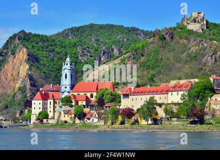 L'abbaye baroque de Dürnstein et la ruine du château de Dürnstein à Wachau Région Banque D'Images