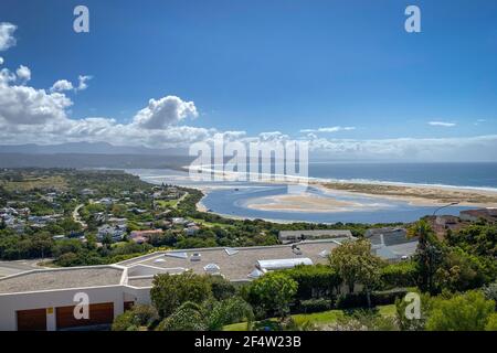 Vue panoramique sur la baie de Plettenberg, Keurboomsrivier et l'océan Indien, Afrique du Sud Banque D'Images