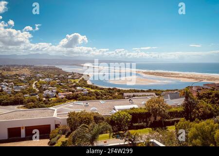 Vue panoramique sur la baie de Plettenberg, Keurboomsrivier et l'océan Indien, Afrique du Sud Banque D'Images