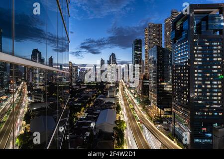 Un crépuscule spectaculaire au-dessus du quartier des affaires de Kuningan à Jakarta, capitale de l'Indonésie et un grand centre financier en Asie du Sud-est. Banque D'Images