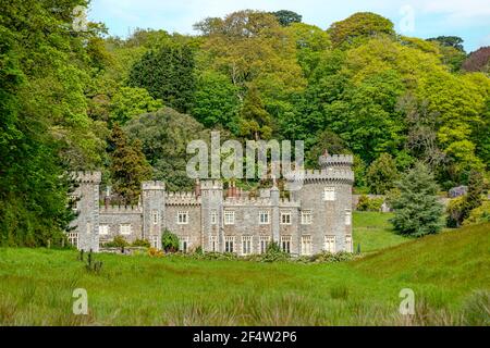 Château de Caerhays ou Château de Carhayes, manoir semi-catellé près de St Michael Caerhays, Cornouailles, Angleterre, Royaume-Uni Banque D'Images