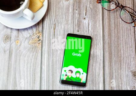 Un téléphone portable ou mobile posé sur un bois Tableau avec l'application Grab ouverte à l'écran Banque D'Images
