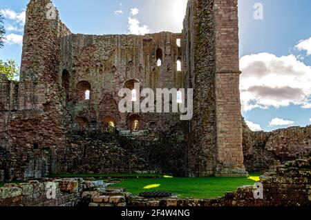 La façade arrière du magnifique rectangulaire de cinq étages Great Tour du château de Norham commandée par l'évêque de Durham au xiie siècle Banque D'Images