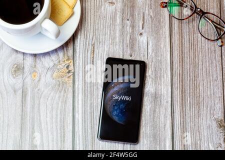 Un téléphone portable ou mobile posé sur un bois Tableau avec l'application Skywiki ouverte à l'écran Banque D'Images