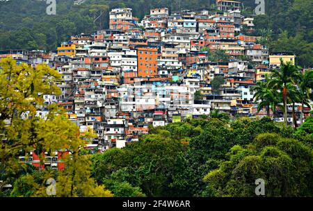 Paysage avec vue panoramique sur la favela Rocinha comme vu de Mirante do Morro Doi Irmãos à Rio de Janeiro, Brésil. Banque D'Images