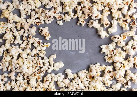 Cadre de pop-corn frais sur fond de pierre grise. Vue de dessus avec espace de copie Banque D'Images