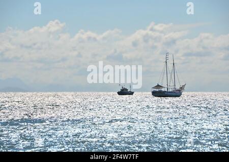 Paysage avec vue sur un Schooner traditionnel sur les eaux de Armação dos Búzios, la station balnéaire de Rio de Janeiro, Brésil. Banque D'Images