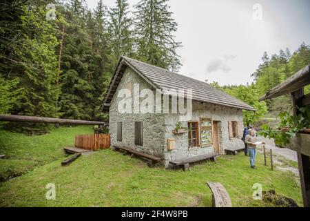 SLOVENJ GRADEC, SLOVÉNIE - 30 septembre 2020 : ancien moulin traditionnel en pierre à la campagne Banque D'Images