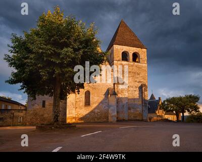 Une église de village en Dordogne en France Église Saint-Martin de Vitrac. Vitrac est un village français situé à quelques kilomètres de Sarlat Banque D'Images