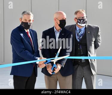 Kennedy Space Center, États-Unis. 23 mars 2021. Le directeur du centre, Bob Cabana (l), ainsi que Tim Dunn, directeur du lancement du programme des services de lancement de la NASA (c) et Therrin Protze, COO Delaware North (r), ont coupé le ruban pour ouvrir officiellement l'exposition Delta II Rocket au Kennedy Space Center Visitors Center, en Floride, le mardi 21 mars 2021. Photo de Joe Marino/UPI crédit: UPI/Alay Live News Banque D'Images