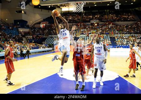 BASKET-BALL - JEU AMICAL 2010 - FRANCE / TUNISIE - 07/08/2010 - PAU (FRANCE) - PHOTO JEAN FRANÇOIS MOLLIERE / DPPI - BORIS DIAW (FRA) Banque D'Images