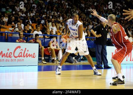 BASKET-BALL - JEU AMICAL 2010 - FRANCE / TUNISIE - 07/08/2010 - PAU (FRANCE) - PHOTO JEAN FRANÇOIS MOLLIERE / DPPI - BORIS DIAW (FRA) Banque D'Images