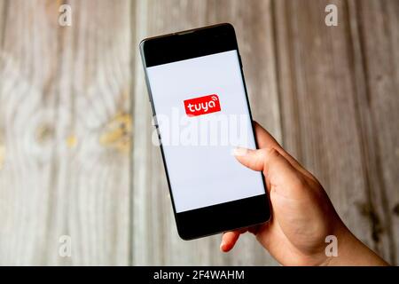 Un téléphone mobile ou mobile tenu dans un Main avec l'application Tuya ouvert à l'écran Banque D'Images