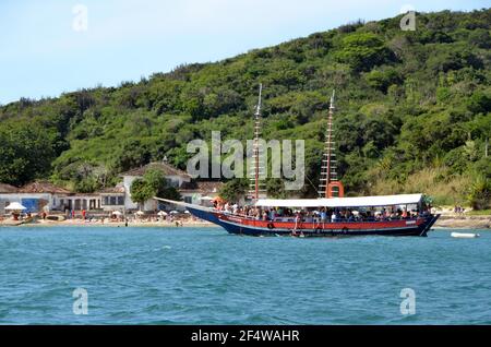 Paysage avec vue sur un Schooner traditionnel sur les eaux de Armação dos Búzios, la station balnéaire de Rio de Janeiro, Brésil. Banque D'Images