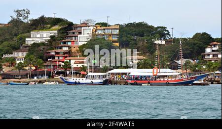 Paysage avec vue sur un Schooner traditionnel sur les eaux de Armação dos Búzios, la station balnéaire de Rio de Janeiro, Brésil. Banque D'Images