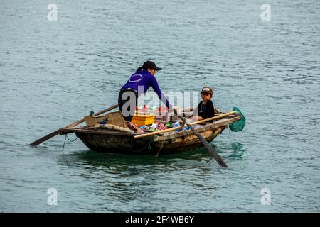 Affaires en barque dans la baie de Halong au Vietnam Banque D'Images