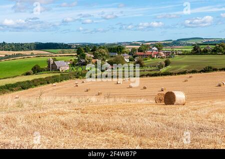 Branxton village entouré d'une patchwork paisible de couleur pastel champs en campagne près du site du 1513 Champ de bataille de Flodden Banque D'Images