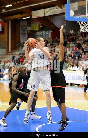 BASKET-BALL - LIGUE FRANCE PROA 2010-2011 - PRÉ-SAISON - TOURNOI DE BOURGES (FRA) - ROANNE V ORLÉANS - 17/09/2010 - JEAN FRANÇOIS MOLLIERE / DPPI - DUNN Alex (Roanne) Banque D'Images